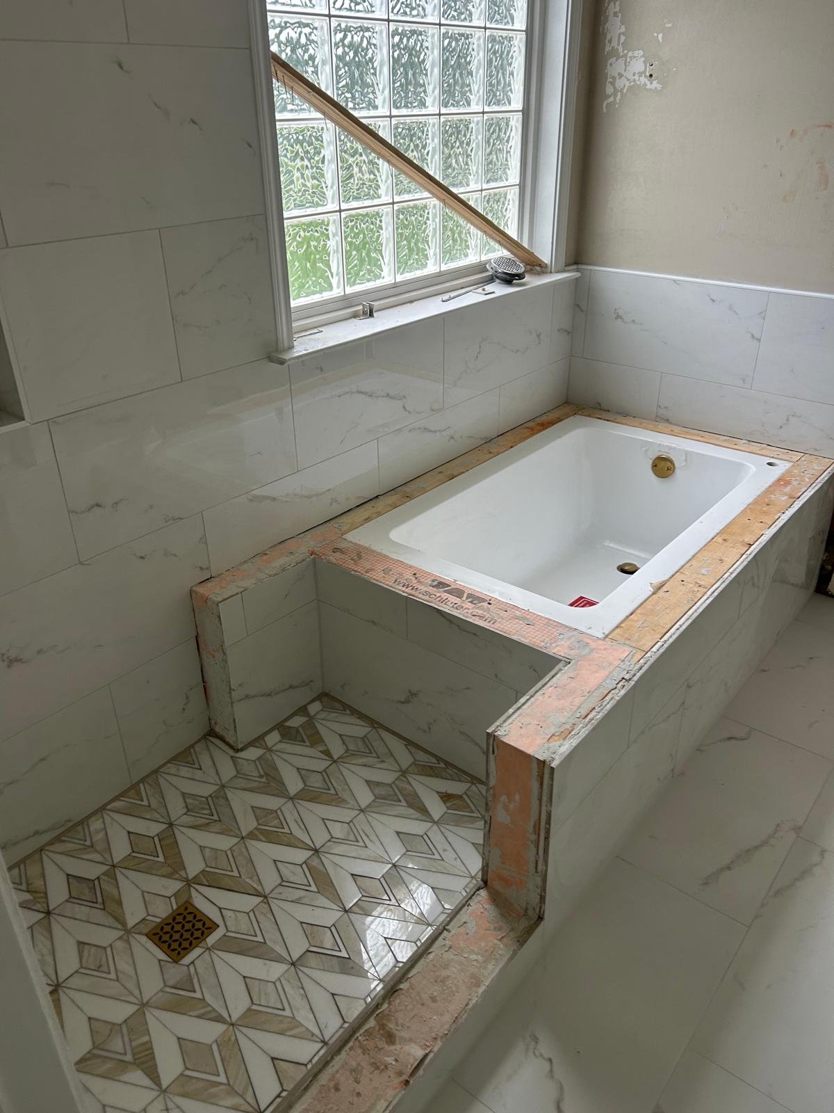 Tub surround in marble-look porcelain