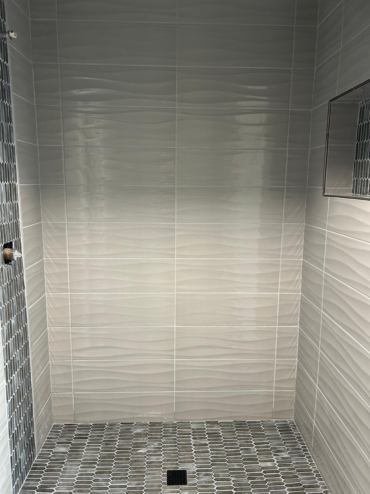Shower with 3D wave wall tile