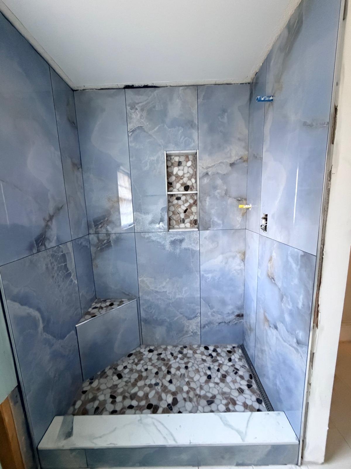 Walk-in shower in blue onyx porcelain