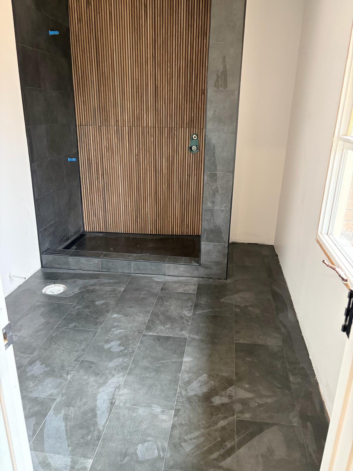 Bathroom with graphite floor and slat-wall shower