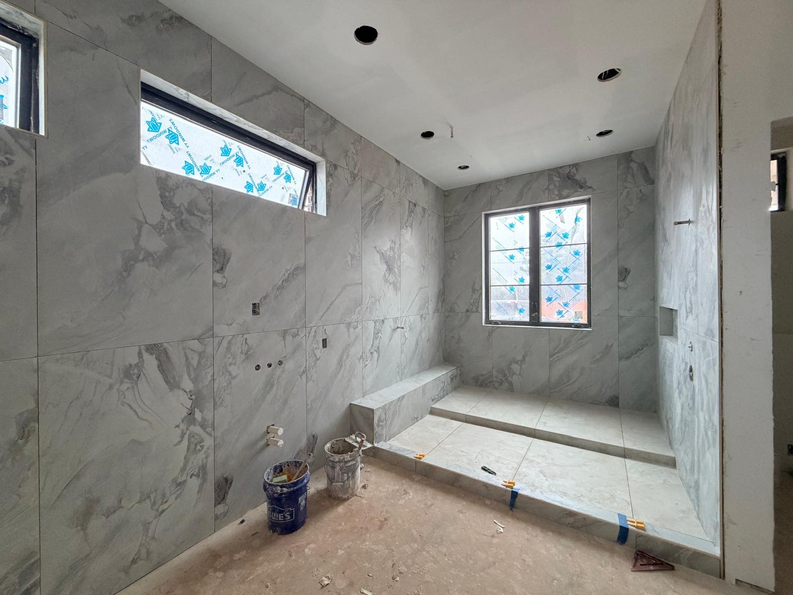 Bathroom in marble-look porcelain