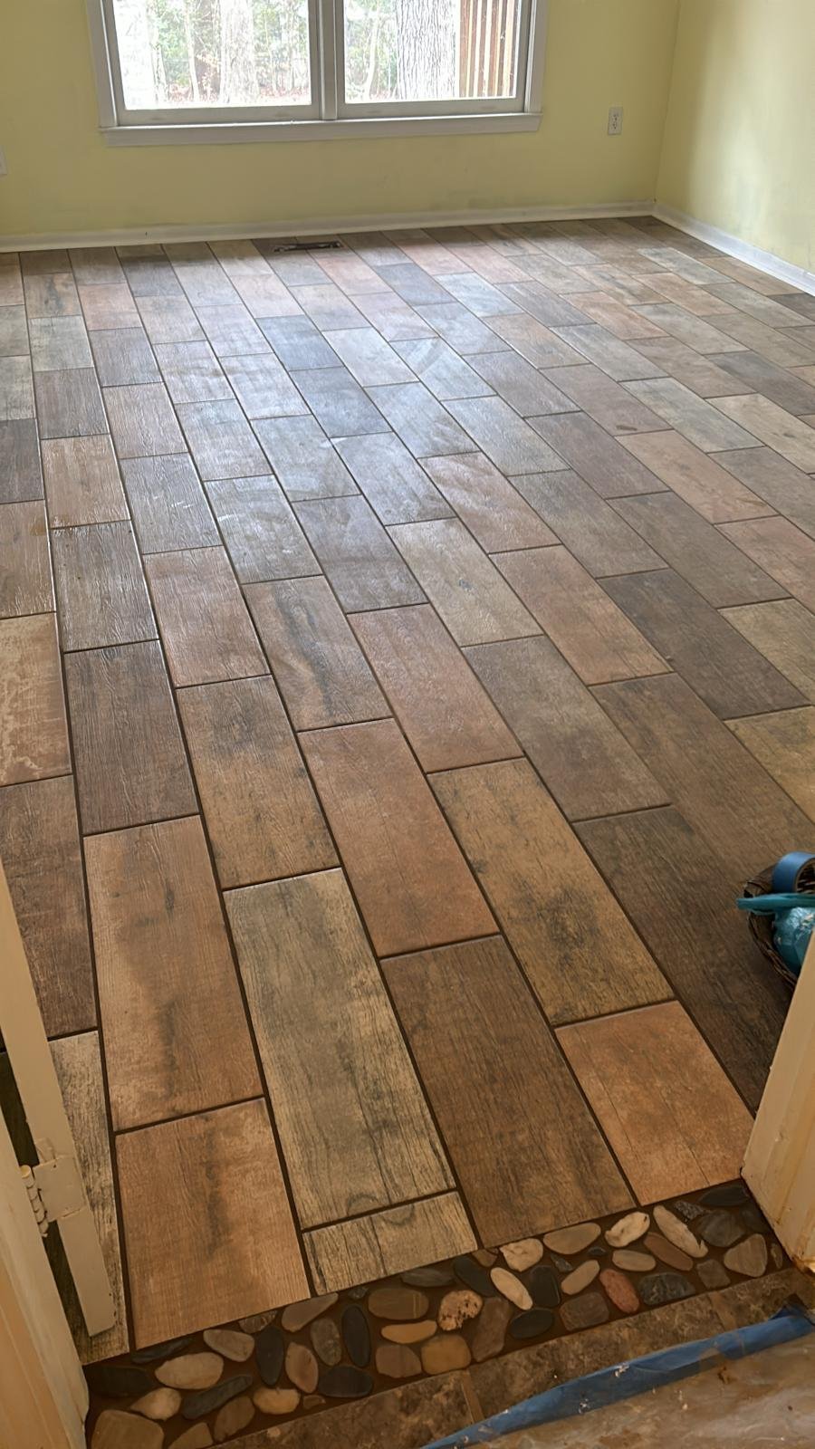 Wood-look porcelain with pebble border