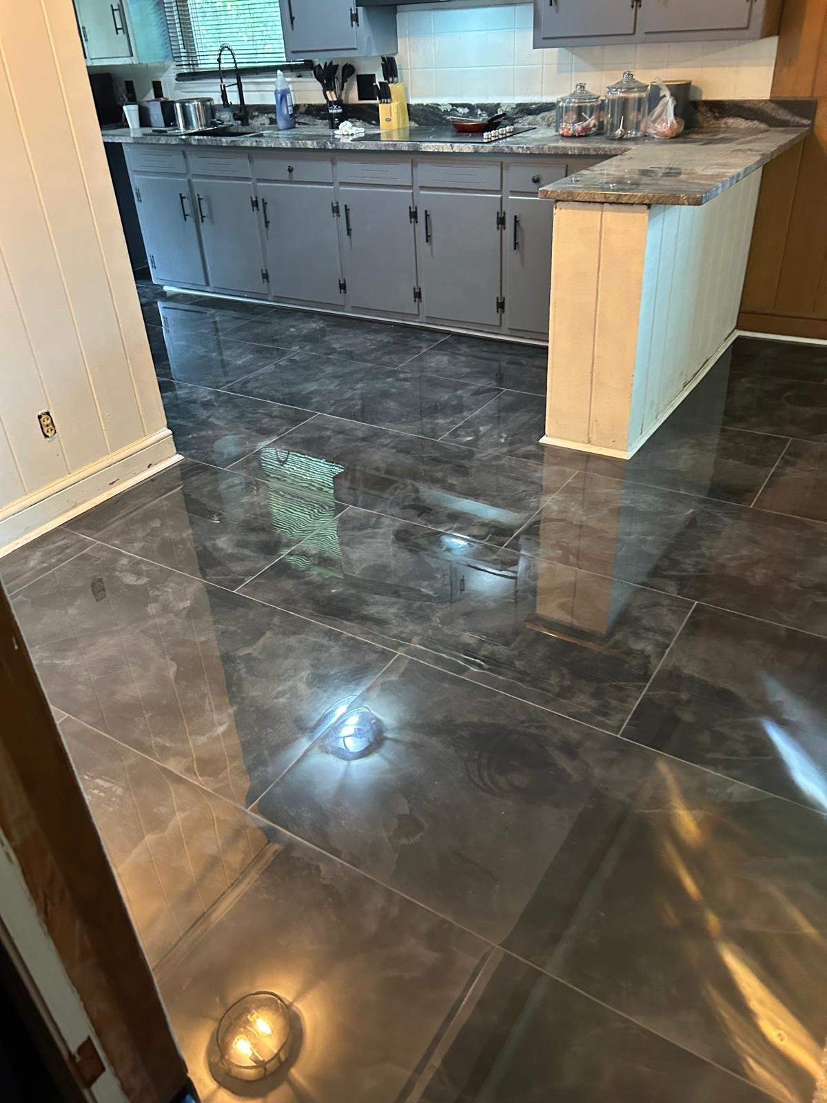 Dark polished porcelain in the kitchen