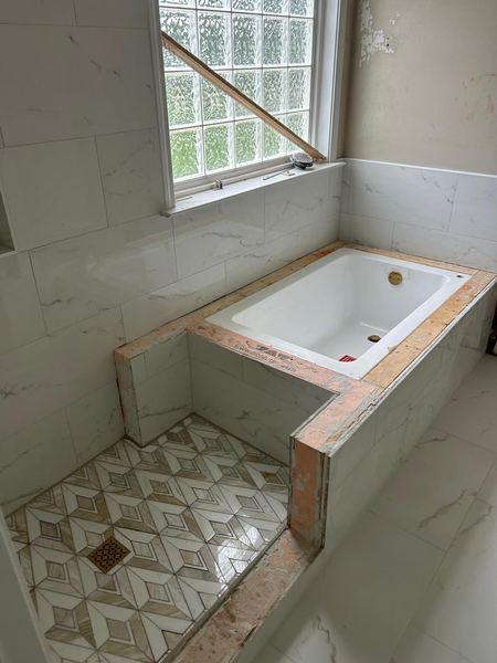 Tub surround in marble-look porcelain