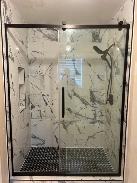 Marble-look shower with mosaic floor