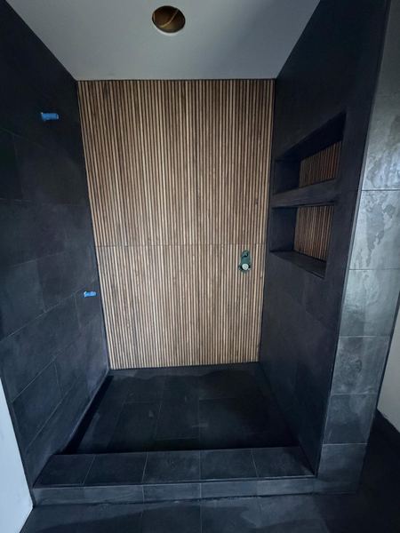 Slat-wall shower with built-in niches