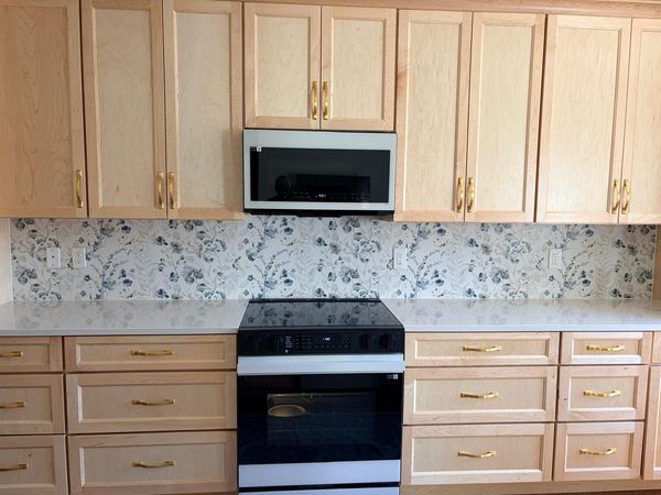 Floral pattern tile backsplash