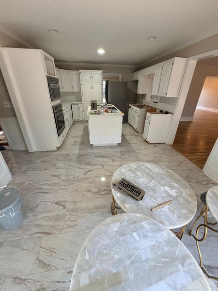 Marble-look porcelain in the kitchen