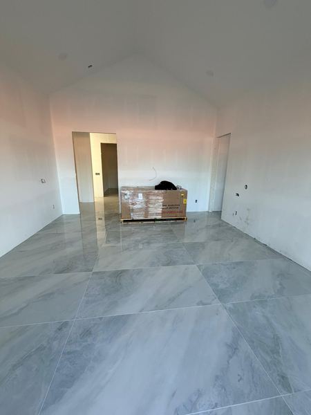 Large-format marble-look porcelain